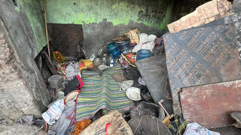 গেণ্ডারিয়ার ঘুণ্টিঘর: প্রকাশ্যে মাদক বিক্রি, ২০ টাকায় মিলছে সেবনের ‘নিরাপদ’ জায়গাও