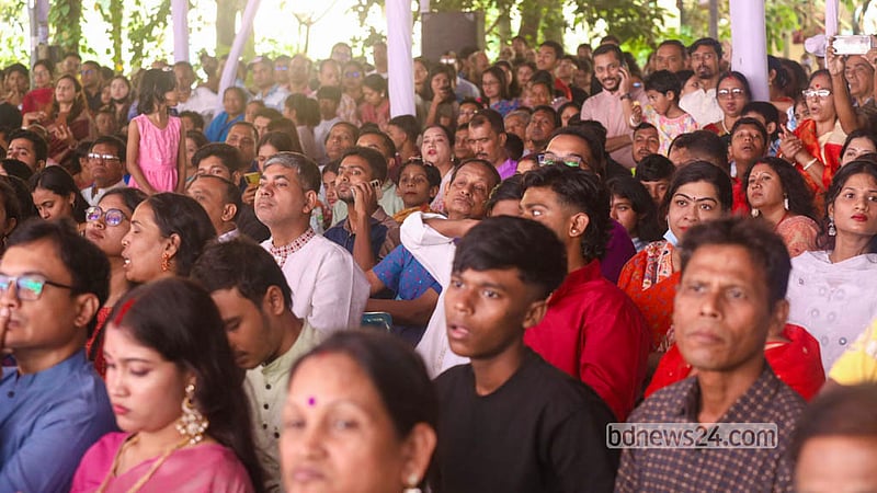অষ্টমীতে সোমবার ঢাকার রামকৃষ্ণ মিশনে কুমারী পূজায় সনাতন ধর্মাবলম্বীদের ভিড়।&amp;nbsp; ছবি: শামছুল হক রিপন
