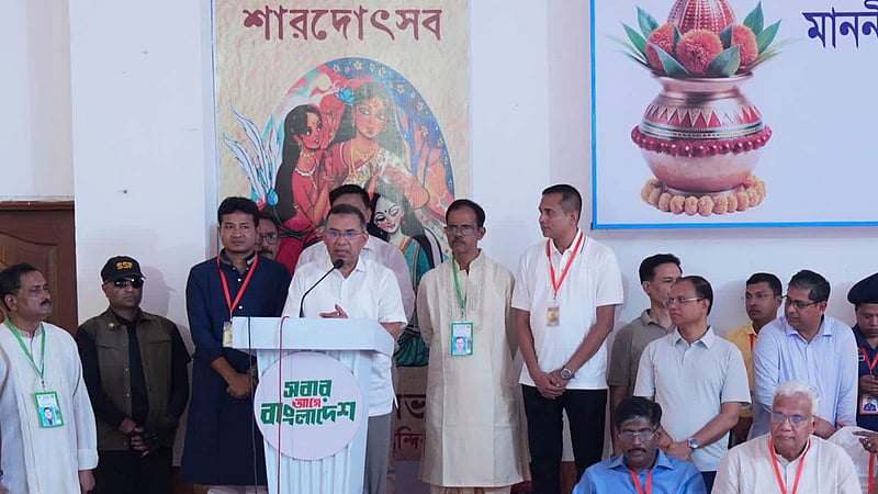 শারদীয় দুর্গোৎসবের মহানবমীতে সোমবার রংপুর নগরীর রাধা গোবিন্দ মন্দিরের ধর্মসভা পূজামণ্ডপে প্রধানমন্ত্রী তারেক রহমান। ছবি: পিএমও