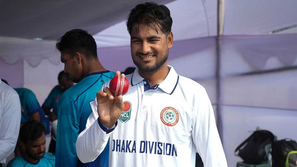 জাতীয় লিগে কেন ৭০ ওভার পরই নেওয়া যাচ্ছে নতুন বল