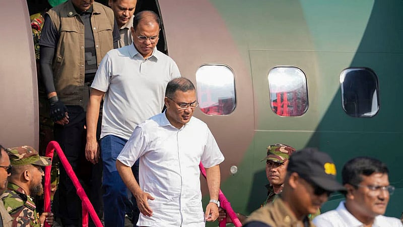 শারদীয় দুর্গোৎসবের মহানবমীতে সোমবার রংপুরের কর্মসূচি শেষে সৈয়দপুর বিমানবন্দর থেকে বিমান বাহিনীর একটি বিমানে করে রাজশাহীর শাহ মখদুম বিমানবন্দরে পৌঁছান প্রধানমন্ত্রী তারেক রহমান। ছবি: পিএমও