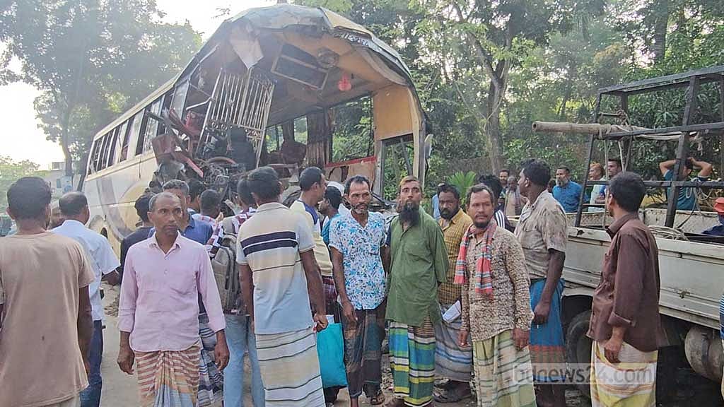 চালক ঘুমিয়ে পড়াতেই নাটোরের দুর্ঘটনা, বলছেন এক যাত্রী