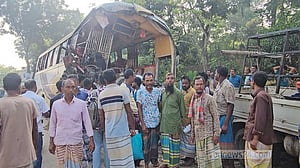 চালক ঘুমিয়ে পড়াতেই নাটোরের দুর্ঘটনা, বলছেন এক যাত্রী