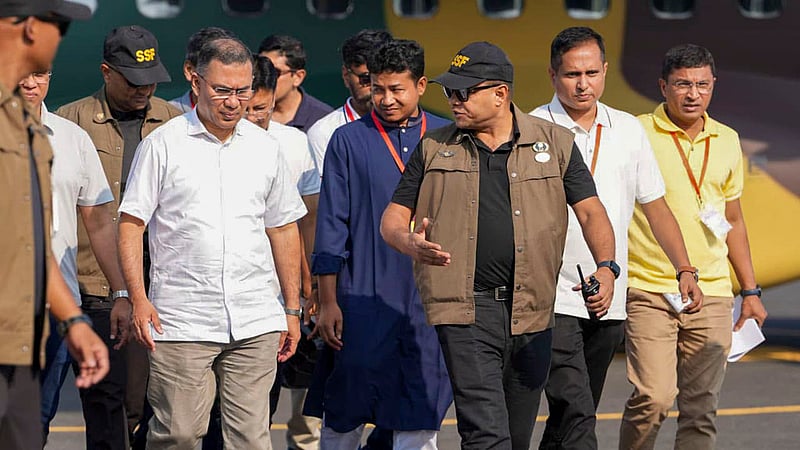 শারদীয় দুর্গোৎসবের মহানবমীতে সোমবার রংপুরের কর্মসূচি শেষে সৈয়দপুর বিমানবন্দর থেকে বিমান বাহিনীর একটি বিমানে করে রাজশাহীর শাহ মখদুম বিমানবন্দরে পৌঁছান প্রধানমন্ত্রী তারেক রহমান। ছবি: পিএমও