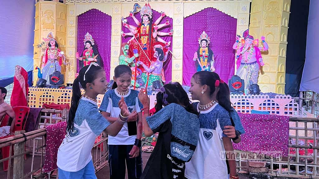 রোহিঙ্গা ক্যাম্পে দুর্গাপূজা: বিবর্ণ জীবনে রঙিন উৎসব