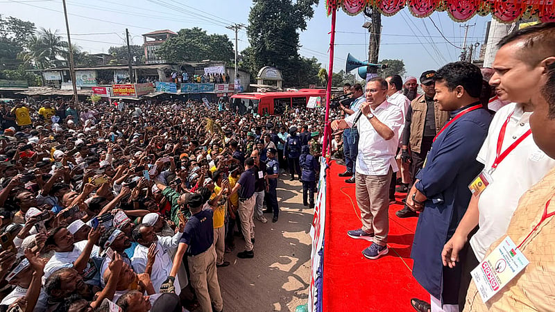 শারদীয় দুর্গোৎসবের মহানবমীতে সোমবার রংপুর নগরীর রাধা গোবিন্দ মন্দিরের ধর্মসভা পূজামণ্ডপে যাওয়ার পথে পাগলাপীর এলাকার পথসভায় প্রধানমন্ত্রী তারেক রহমান। ছবি: পিএমও