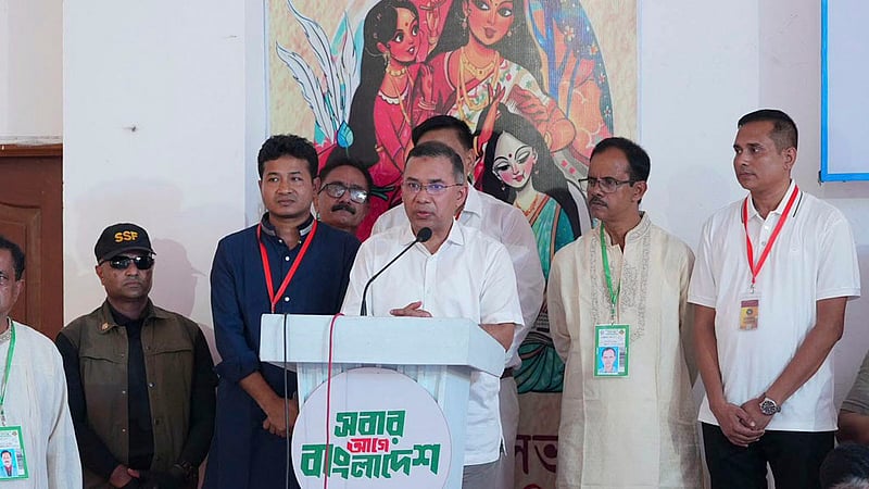 শারদীয় দুর্গোৎসবের মহানবমীতে সোমবার রংপুর নগরীর রাধা গোবিন্দ মন্দিরের ধর্মসভা পূজামণ্ডপে প্রধানমন্ত্রী তারেক রহমান। ছবি: পিএমও