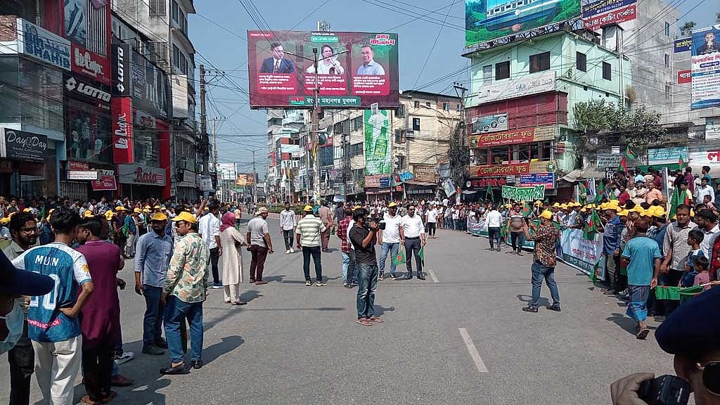 প্রধানমন্ত্রী তারেক রহমানকে একনজর দেখতে রংপুরে জনতার ঢল