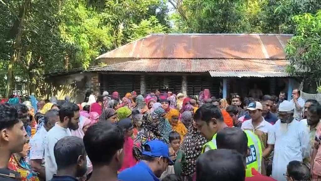 যশোরে খাটের ওপর পড়েছিল বৃদ্ধার গলাকাটা লাশ, মালামাল লুট
