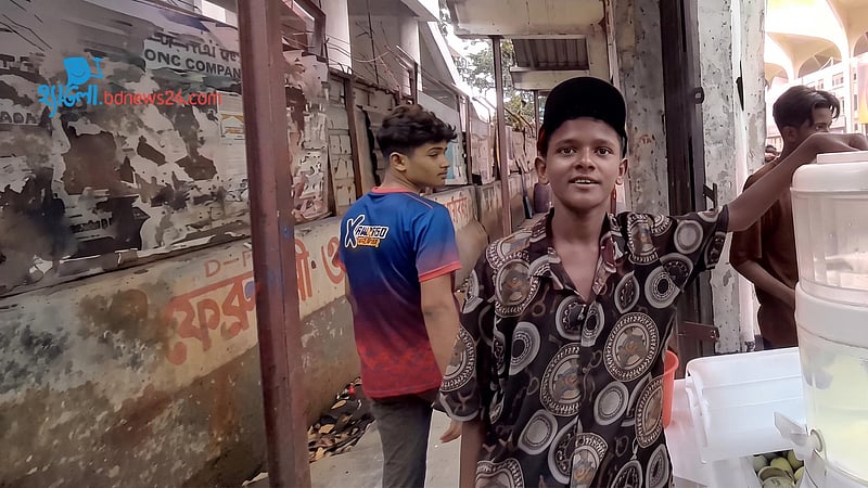 শরবত বিক্রি করে দিন কাটে শিশু রবিউলের