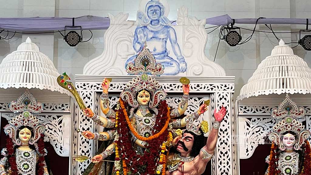 মহানবমীতে যজ্ঞের ধোঁয়া, ঢাকের বাদ্যে সিদ্ধেশ্বরীতে দুর্গার আরাধনা