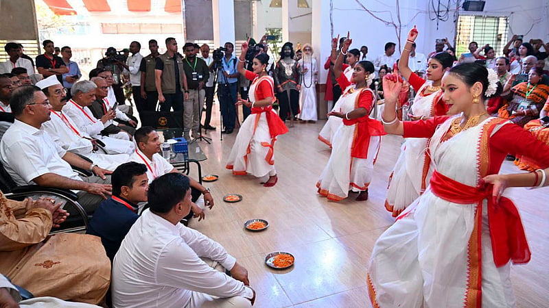 শারদীয় দুর্গোৎসবের মহানবমীতে সোমবার রংপুর নগরীর রাধা গোবিন্দ মন্দিরের ধর্মসভা পূজামণ্ডপ পরিদর্শন করেন প্রধানমন্ত্রী তারেক রহমান। ছবি: পিএমও
