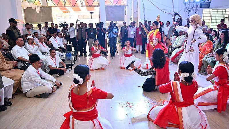 শারদীয় দুর্গোৎসবের মহানবমীতে সোমবার রংপুর নগরীর রাধা গোবিন্দ মন্দিরের ধর্মসভা পূজামণ্ডপ পরিদর্শন করেন প্রধানমন্ত্রী তারেক রহমান। ছবি: পিএমও