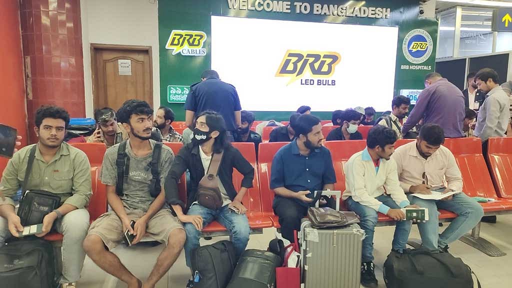 কম্বোডিয়ার বন্দি দশা থেকে মুক্ত ৩০ বাংলাদেশি দেশে ফিরেছেন