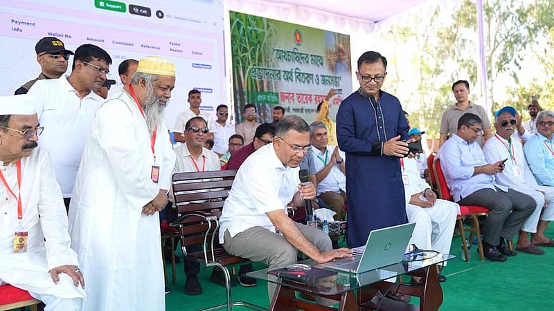 রাজশাহীর হাজী মুহম্মদ মুহসীন সরকারি উচ্চ বিদ্যালয় মাঠে সোমবার বিকেলে জনসভায় উপস্থিত হয়ে কম্পিউটারের মাধ্যমে আখচাষিদের ব্যাংক হিসেবে অনুদানের টাকা পাঠিয়ে দেন প্রধানমন্ত্রী তারেক রহমান। ছবি: পিএমও