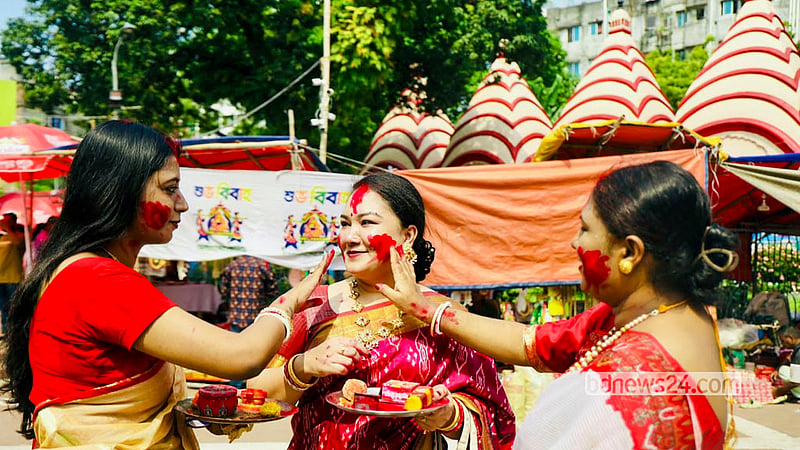 বিজয়া দশমীতে দেবী বিদয়ের আগে নারীরা মাতলেন সিঁদুর খেলায়। ঢাকের বাদ্য, শঙ্খ আর উলুধ্বনিতে মুখর হয়ে উঠল ঢাকেশ্বরী মন্দিরের পূজামণ্ডপ। বিবাহিত নারীরা একে অপরকে সিঁদুর পরিয়ে দিলেন, মেতে উঠলেন আবির খেলায়। ছবি: শামছুল হক রিপন