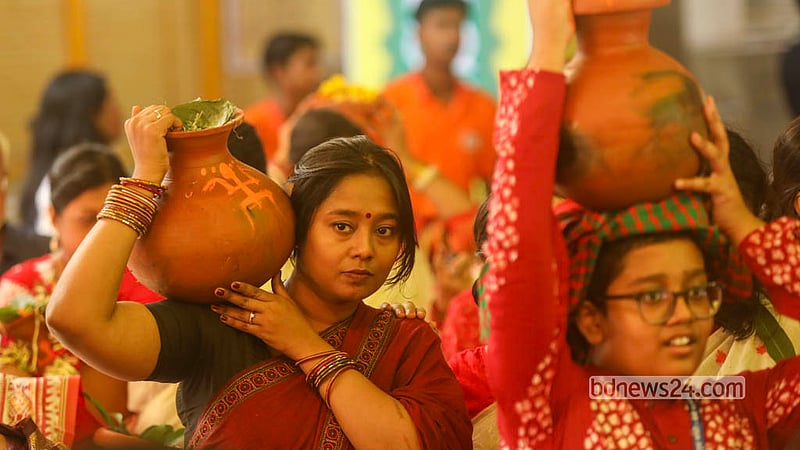 বিজয়া দশমীতে বুধবার ঢাকেশ্বরী মন্দিরে দর্পণ বিসর্জনের পর রীতি অনুযায়ী দেবী দুর্গাকে তেল-সিঁদুর আর পান-চিনিতে বিদায় জানানোর প্রস্তুতি নেওয়া হয়। ছবি: শামছুল হক রিপন