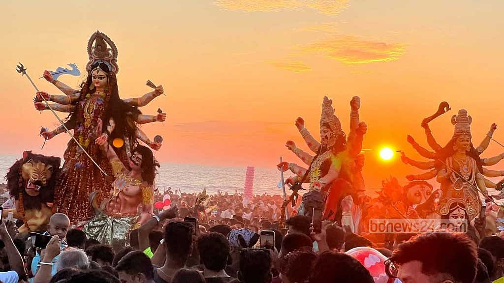 কক্সবাজার সৈকতে দেবীকে বিদায়, লাখো মানুষের ঢল