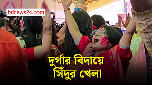 মণ্ডপে একে অপরকে সিঁদুরে রাঙালেন নারীরা