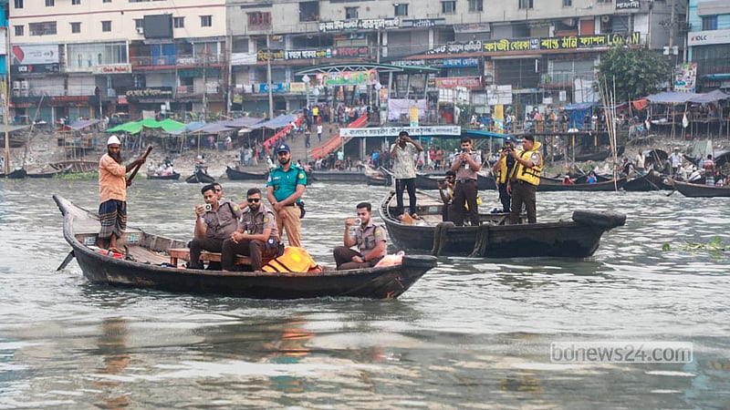 প্রতিমা বিসর্জনের সময় বুধকার বুড়িগঙ্গায় ছিল আইনশৃঙ্খলা বাহিনীর সদস্যদের বাড়তি উপস্থিতি। ছবি: আব্দুল্লাহ আল মমীন
