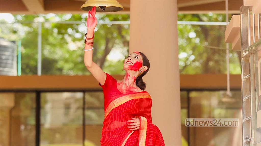 'আসছে বছর আবার হবে’: দুর্গার বিদায় বেলায় সিঁদুর খেলা