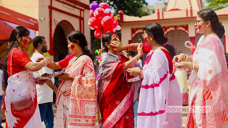 বিজয়া দশমীতে দেবী বিদয়ের আগে নারীরা মাতলেন সিঁদুর খেলায়। ঢাকের বাদ্য, শঙ্খ আর উলুধ্বনিতে মুখর হয়ে উঠল ঢাকেশ্বরী মন্দিরের পূজামণ্ডপ। বিবাহিত নারীরা একে অপরকে সিঁদুর পরিয়ে দিলেন, মেতে উঠলেন আবির খেলায়। ছবি: শামছুল হক রিপন