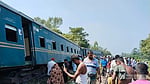 লাকসামে কমিউটারের ইঞ্জিনসহ ৩ বগি লাইনচ্যুত