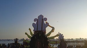 পতেঙ্গায় প্রতিমা বিসর্জন, ভক্তদের ঢল