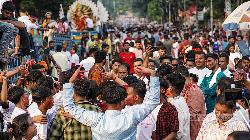 বিসর্জনের জন্য বুধবার ঢাকার বিভিন্ন পূজামণ্ডপ থেকে দুর্গার প্রতিমা নেওয়া হয় ওয়াইজ ঘাটে। &amp;nbsp;