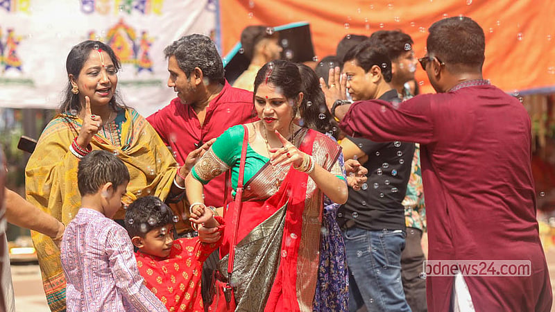 ঢাকেশ্বরী জাতীয় মন্দিরে বিজয়া দশমীর সিঁদুর খেলায় বড়দের পাশাপাশি মেতে ওঠে শিশুরা। ছবি: শামছুল হক রিপন