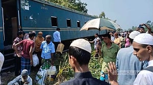 লাকসামে ট্রেন লাইনচ্যুত: ফেনীর পথ বিভাগের উপসহকারী প্রকৌশলী বরখাস্ত