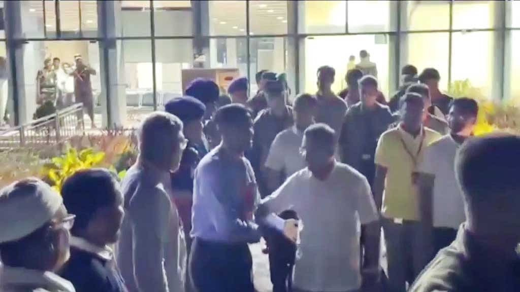 বিমানবন্দরের ভিডিও ‘ভাইরাল’, রাজশাহী বিভাগীয় কমিশনারকে ওএসডি