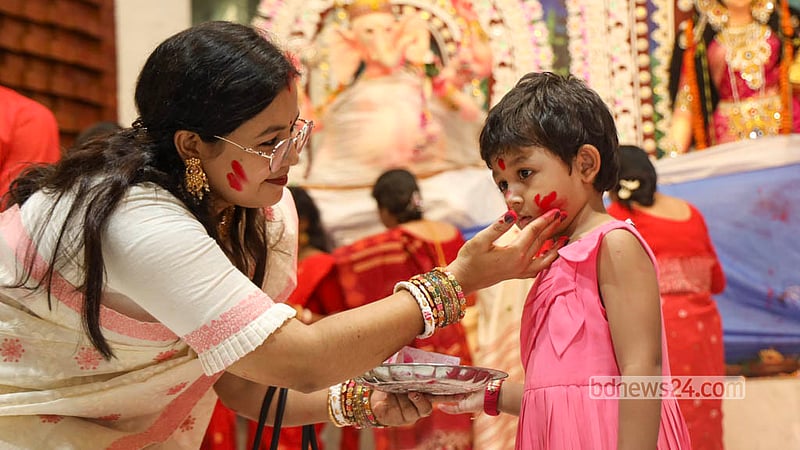 ঢাকেশ্বরী জাতীয় মন্দিরে বিজয়া দশমীর সিঁদুর খেলায় বড়দের পাশাপাশি মেতে ওঠে শিশুরা। ছবি: শামছুল হক রিপন