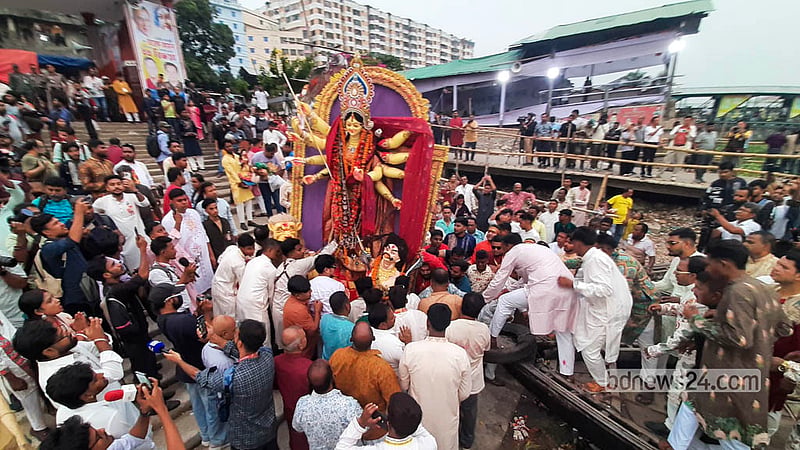 ঢাকার বিভিন্ন মণ্ডপ থেকে দুর্গার প্রতিমা বিসর্জনের জন্য বুধবার নেওয়া হয় বুড়িগঙ্গার ওয়াইজ ঘাটে। ছবি: আব্দুল্লাহ আল মমীন