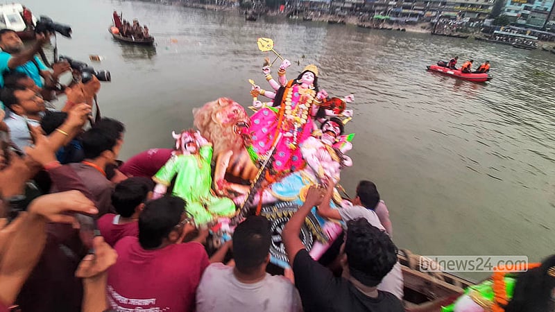 ঢাকার ওয়াইজ ঘাটে বুড়িগঙ্গা নদীতে বুধবার প্রতিমা বিসর্জনের মধ্য দিয়ে দেবী দুর্গাকে বিদায় জানান সনাতন ধর্মাবলম্বীরা। ছবি: আব্দুল্লাহ আল মমীন