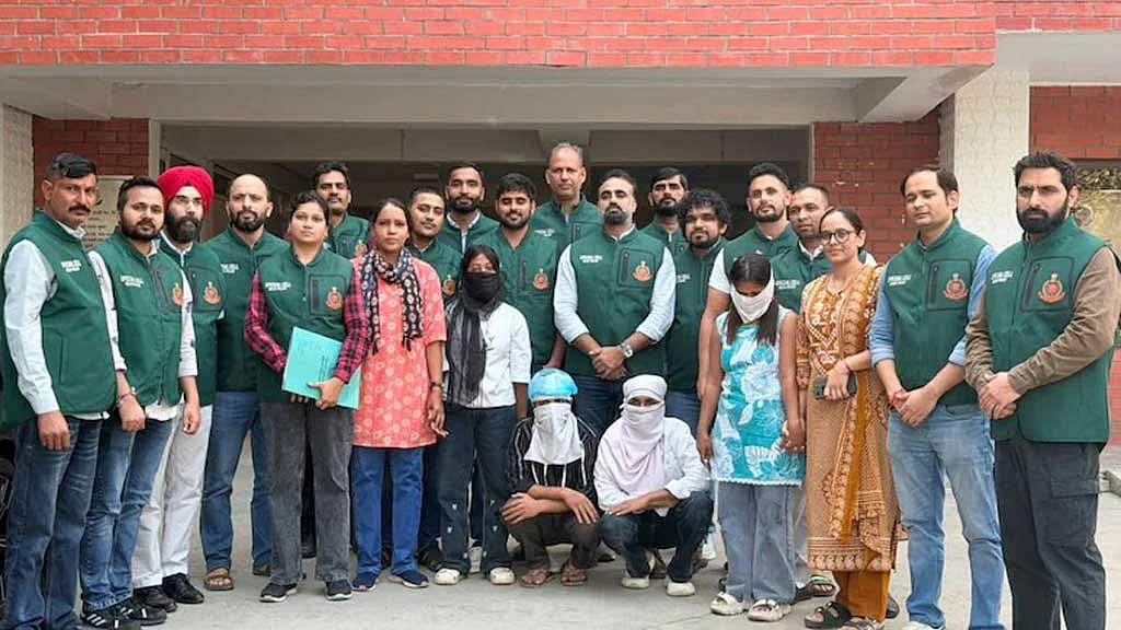 টাইগার শ্রফকে গুলি: অস্ত্র পৌঁছে দিয়েছিলেন ২ নারী