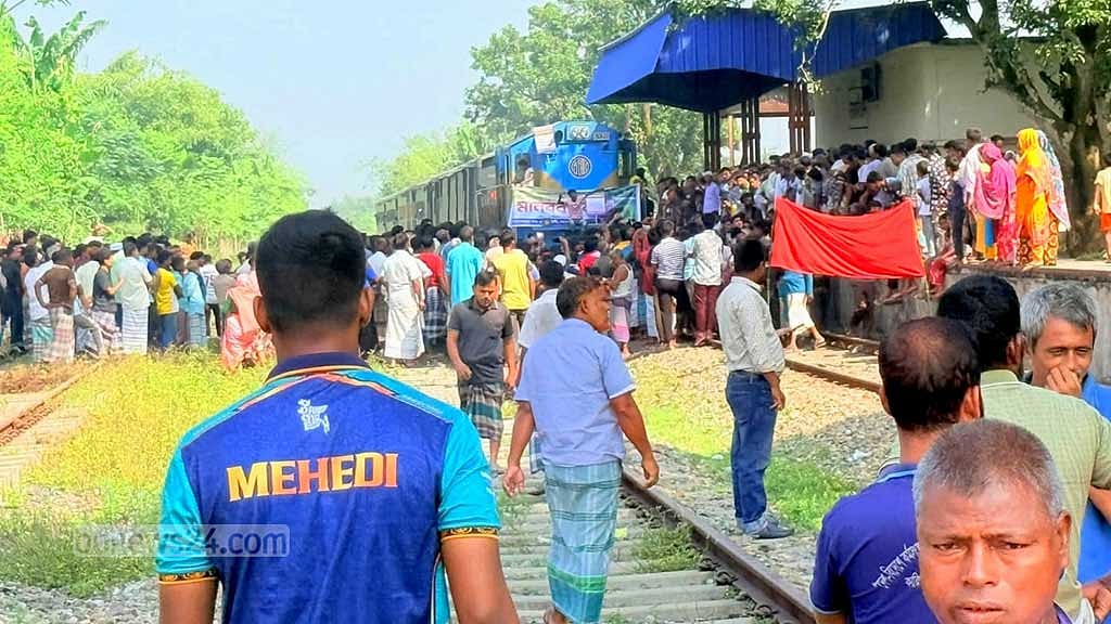 নীলফামারীতে ট্রেন থামানোর দাবিতে অবরোধ, আটকা দুই ট্রেন