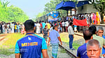 নীলফামারীতে ট্রেন থামানোর দাবিতে অবরোধ, আটকা দুই ট্রেন