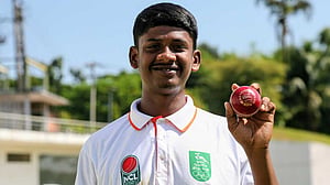 নাটকীয় অভিষেকে রাকিবের বাজিমাত, ৫ উইকেট নাসুম-শফিকুলেরও