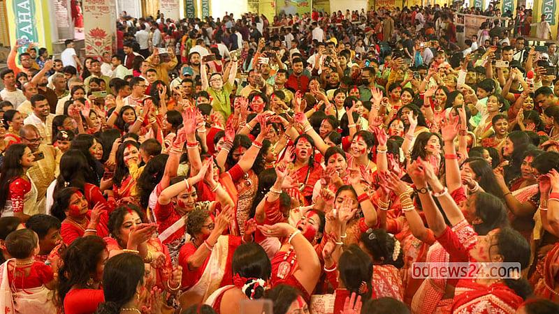 বিজয় দশমীতে প্রতিমা বিসর্জনের আগে বুধবার ঢাকেশ্বরী মন্দিরে সিঁদুর খেলায় মেতে ওঠেন সধবা নারীরা। ছবি: শামছুল হক রিপন