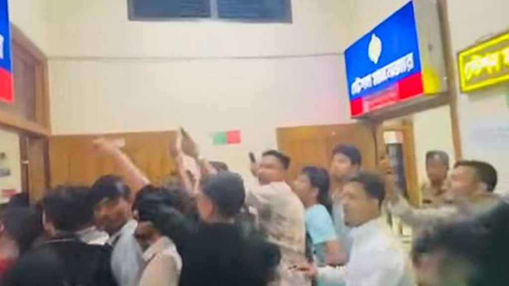 ট্রেন ছাড়তে দেরি: চট্টগ্রামে যাত্রীদের বিক্ষোভ, স্টেশন মাস্টার অবরুদ্ধ