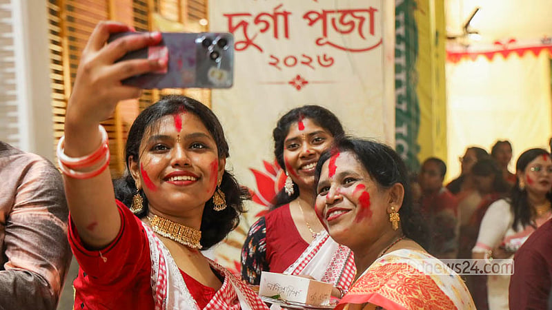 প্রতিমা বিসর্জনের আগে ঢাকেশ্বরী মন্দিরে সিঁদুর খেলার ফাঁকে ক্যামেরাবন্দি বন্দি হন ভক্তরা। &amp;nbsp;ছবি: শামছুল হক রিপন