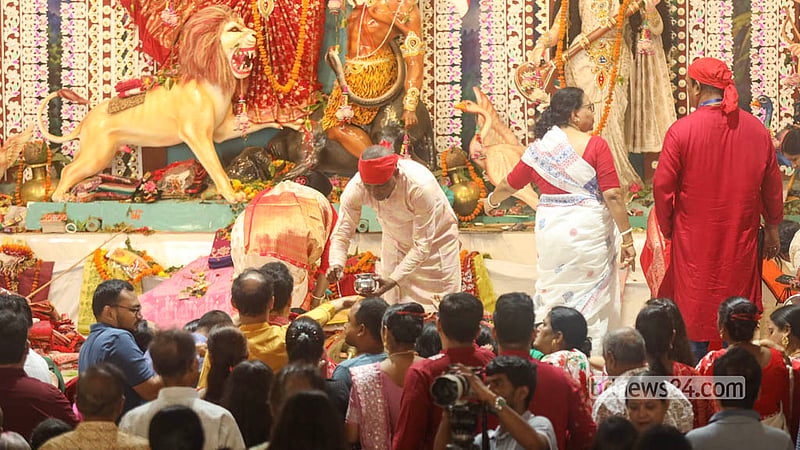 বিজয়া দশমীতে প্রতিমা বিসর্জনের আগে বুধবার ঢাকেশ্বরী মন্দিরে সনাতন ধর্মাবলম্বীরা। ছবি: শামছুল হক রিপন
