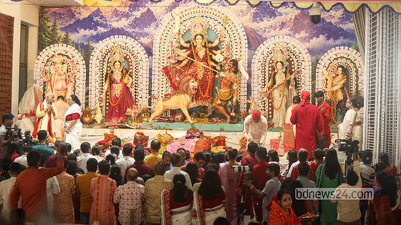 বিজয়া দশমীতে বুধবার ঢাকেশ্বরী মন্দিরে দর্পণ বিসর্জনের পর রীতি অনুযায়ী দেবী দুর্গাকে তেল-সিঁদুর আর পান-চিনিতে বিদায় জানানোর প্রস্তুতি নেওয়া হয়। ছবি: শামছুল হক রিপন
