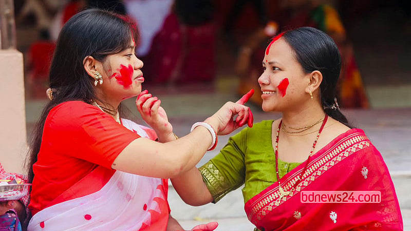 বিজয়া দশমীতে দেবী বিদয়ের আগে নারীরা মাতলেন সিঁদুর খেলায়। ঢাকের বাদ্য, শঙ্খ আর উলুধ্বনিতে মুখর হয়ে উঠল ঢাকেশ্বরী মন্দিরের পূজামণ্ডপ। বিবাহিত নারীরা একে অপরকে সিঁদুর পরিয়ে দিলেন, মেতে উঠলেন আবির খেলায়। ছবি: শামছুল হক রিপন