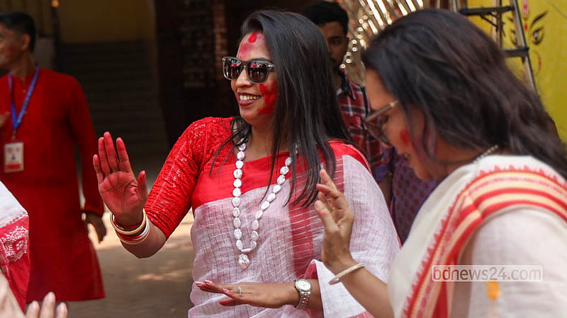 বিজয় দশমীতে প্রতিমা বিসর্জনের আগে বুধবার ঢাকেশ্বরী মন্দিরে সিঁদুর খেলায় মেতে ওঠেন সধবা নারীরা। ছবি: শামছুল হক রিপন
