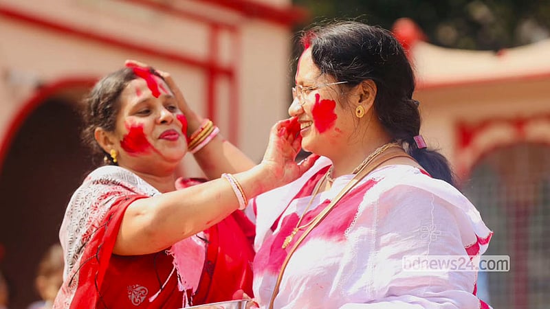 বিজয়া দশমীতে দেবী বিদয়ের আগে নারীরা মাতলেন সিঁদুর খেলায়। ঢাকের বাদ্য, শঙ্খ আর উলুধ্বনিতে মুখর হয়ে উঠল ঢাকেশ্বরী মন্দিরের পূজামণ্ডপ। বিবাহিত নারীরা একে অপরকে সিঁদুর পরিয়ে দিলেন, মেতে উঠলেন আবির খেলায়। ছবি: শামছুল হক রিপন