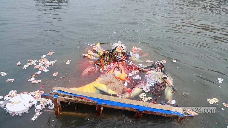 ঢাকার ওয়াইজ ঘাটে বুড়িগঙ্গা নদীতে বুধবার প্রতিমা বিসর্জনের মধ্য দিয়ে দেবী দুর্গাকে বিদায় জানান সনাতন ধর্মাবলম্বীরা। ছবি: আব্দুল্লাহ আল মমীন