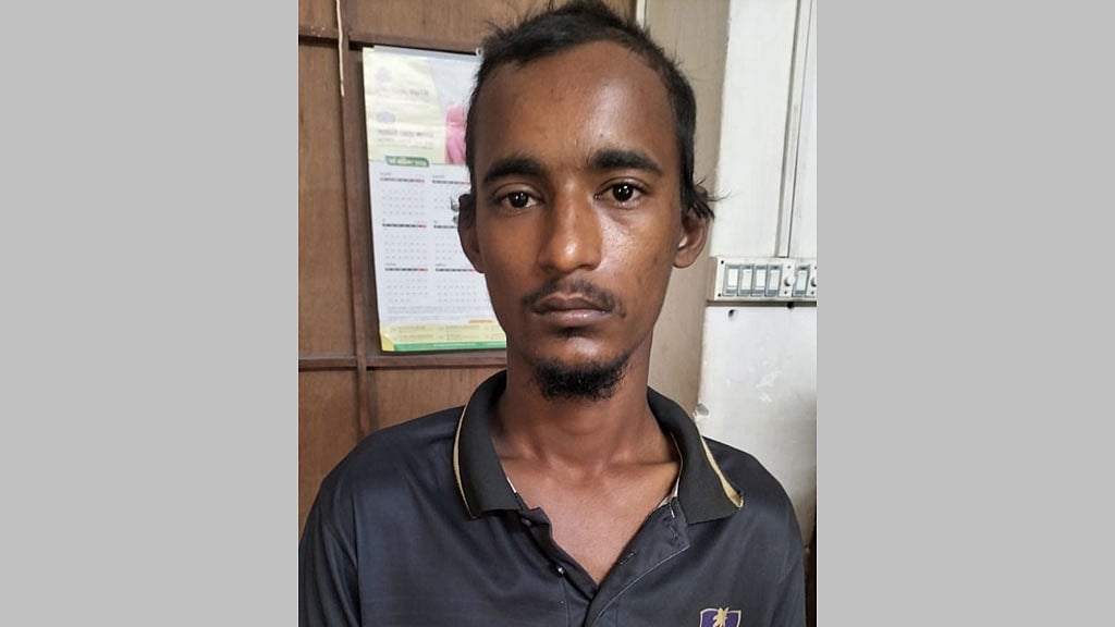 মোহাম্মদপুরে চাপাতি হাতে মোবাইল ফোন ছিনতাই, যুবক আটক