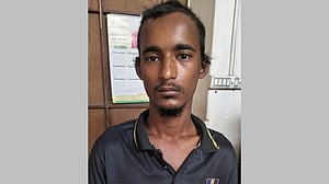 মোহাম্মদপুরে চাপাতি হাতে মোবাইল ফোন ছিনতাই, যুবক আটক